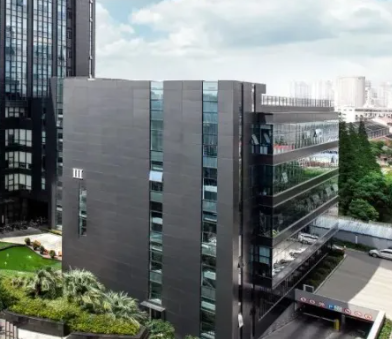 安达市盛多服装2025年男女服饰批发市场流行趋势与选品策略分析